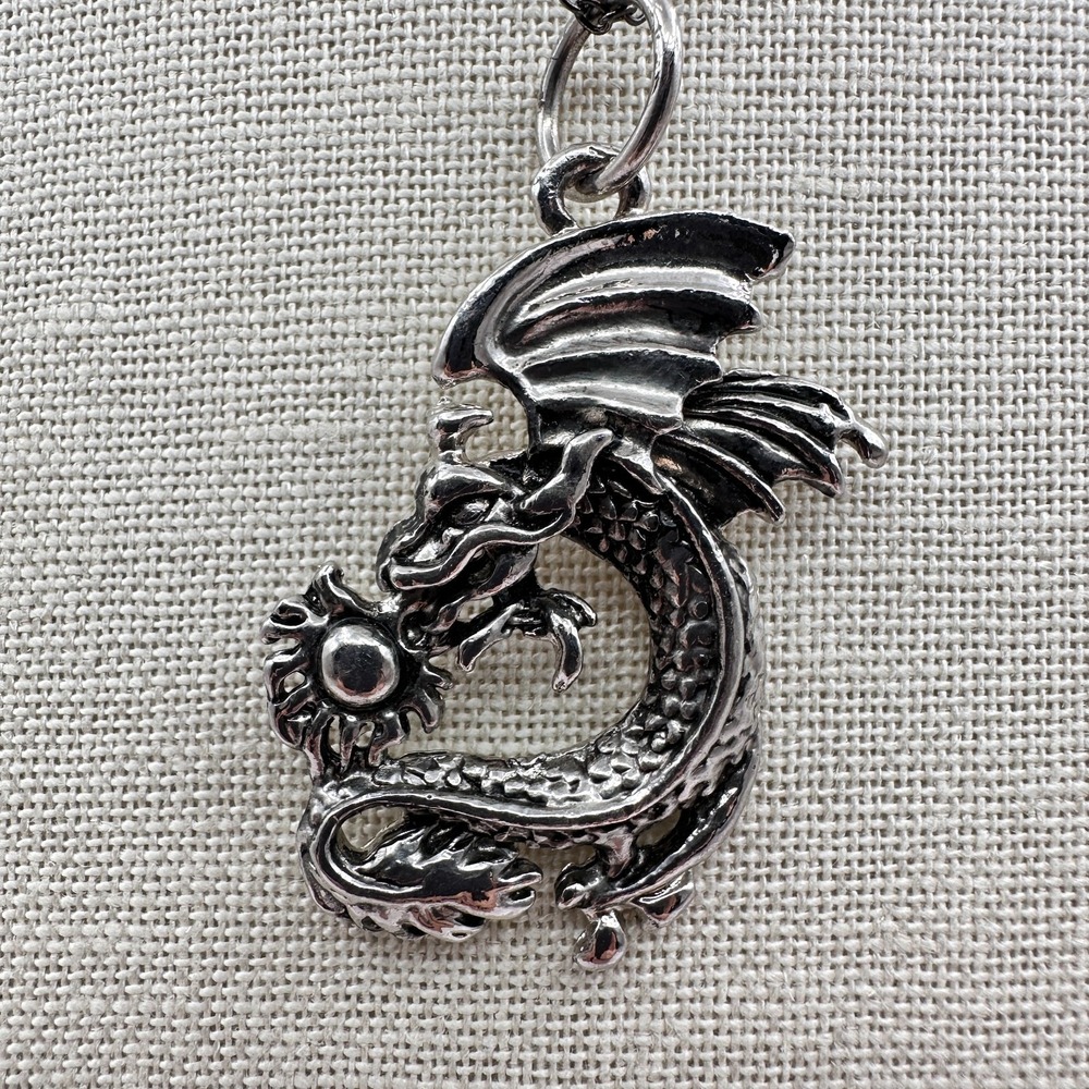 Vintage Y2K Silver Tone Dragon Pendant Necklace - Classic Jewelry